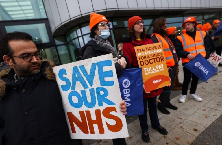The government has offered junior doctors in England a 22.3% pay rise to end strike action.